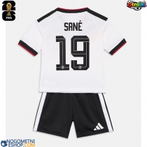 Otroški Nogometni dresi Nemčija Leroy Sane #19 Domači SP 2026 Kratek Rokav (+ Kratke hlače)